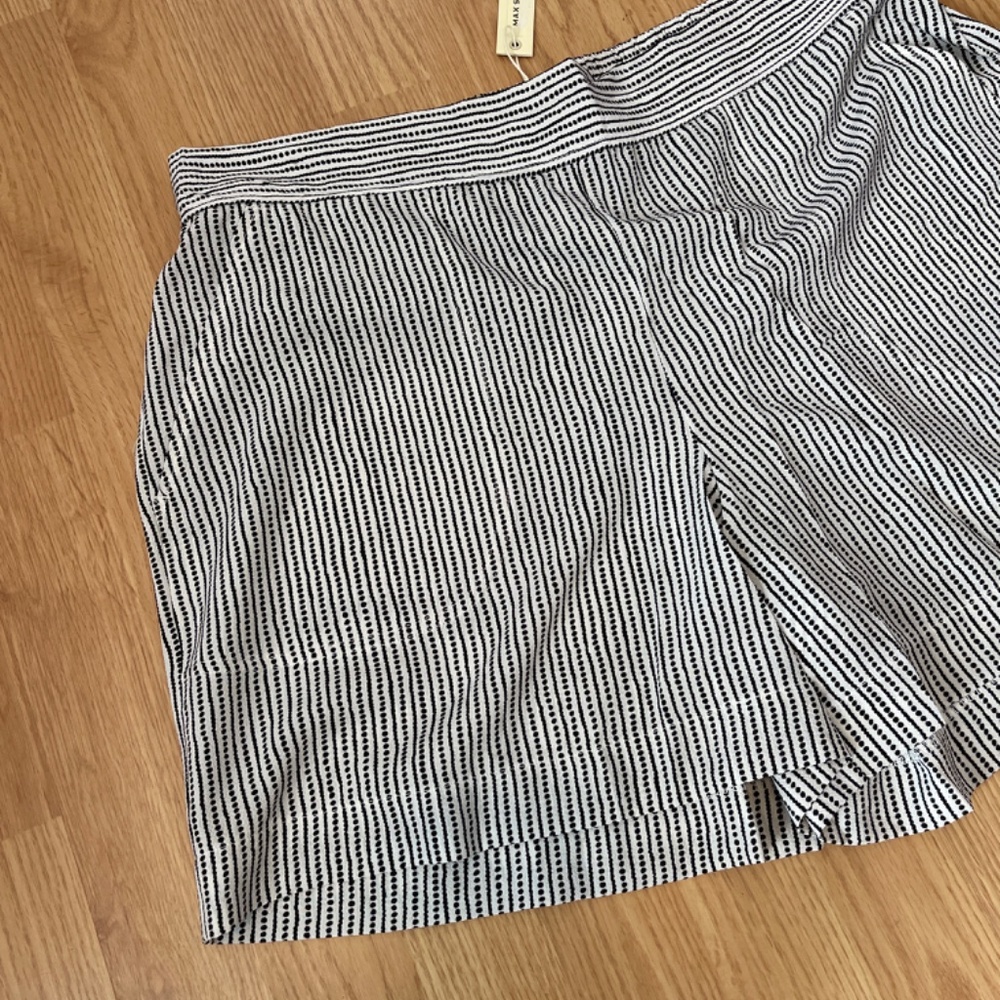 NWT Max Studio Light Weight Pull On Stretch Waist Black and White Shorts Size 1X - Picture 3 of 6